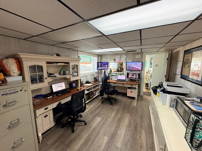 More Photos Of 102 James St, Venice Self Storage For Sale