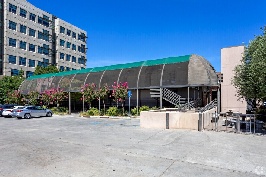 Primary Photo Of 907-911 Santa Fe Ave, Fresno Flex For Sale