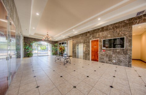 More Photos Of 900 Truxtun Ave, Bakersfield Office For Lease