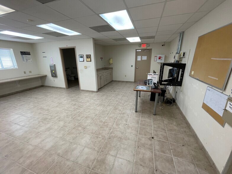 More Photos Of 1811 State Highway 16, Hebbronville Warehouse For Sale