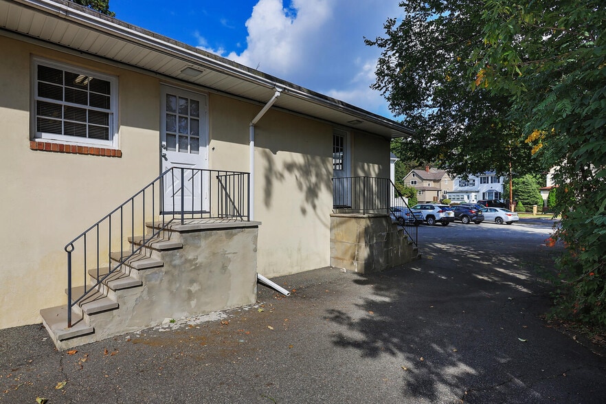 More Photos Of 676 Amboy Ave, Woodbridge Medical For Sale