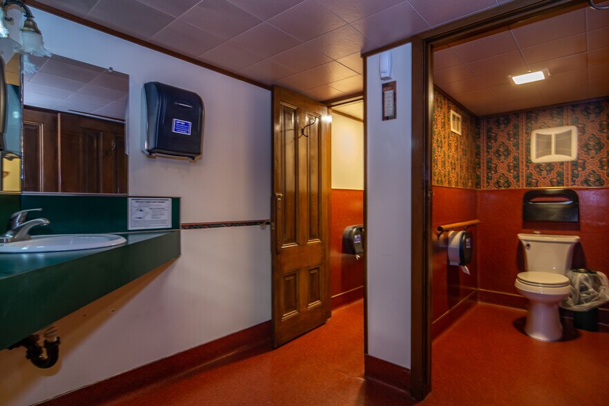 More Photos Of 115 NE Locust St, Oakland Restaurant For Sale