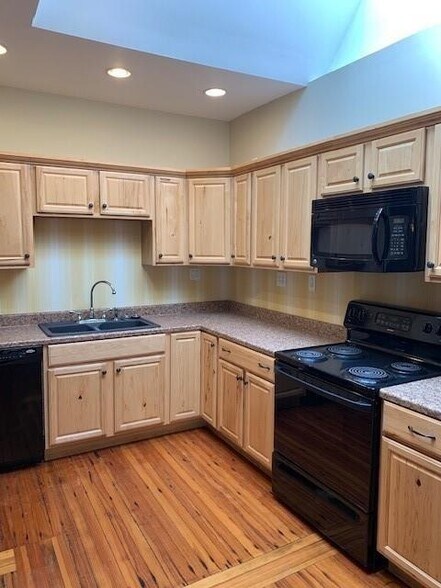 More Photos Of 424 Exchange St, Geneva Storefront Retail Office For Lease