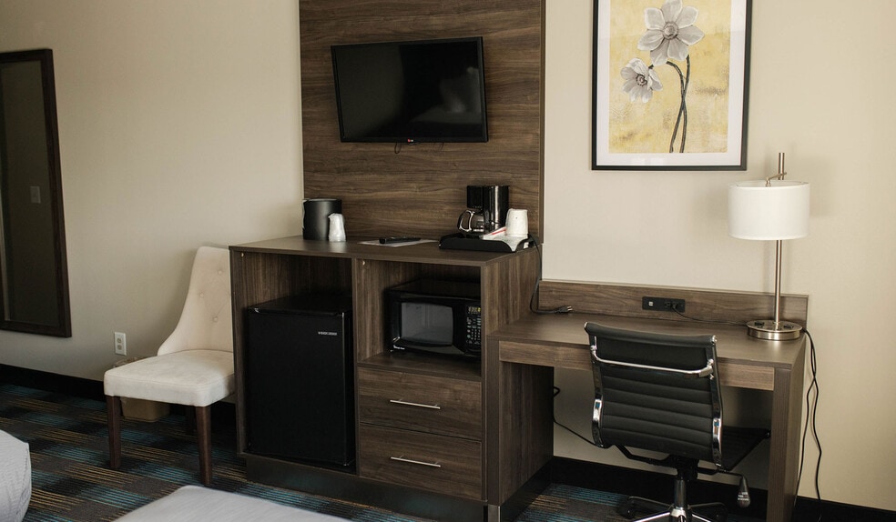 More Photos Of 921 N Lincoln Rd, Escanaba Hotel For Sale