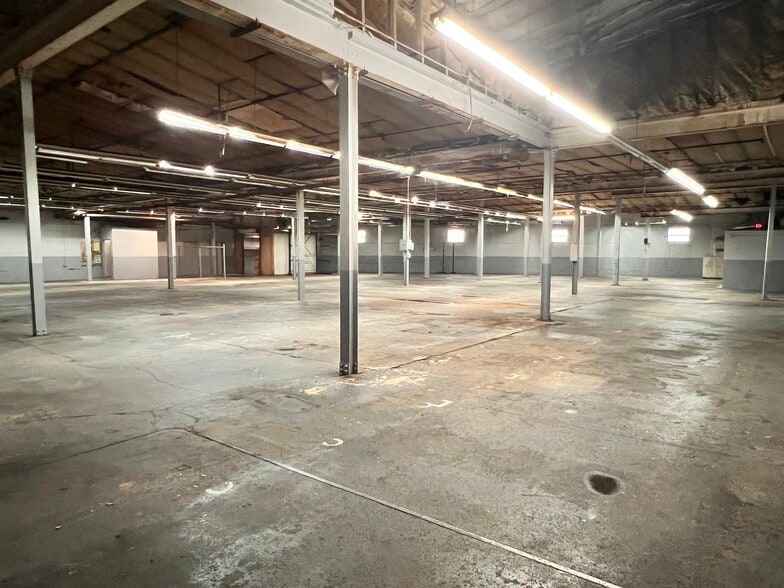 More Photos Of 21 Saw Mill River Rd, Yonkers Showroom For Lease