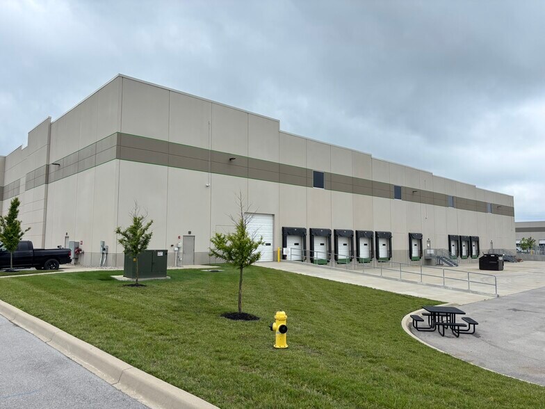 More Photos Of 13620 NE Park Dr, Louisville Warehouse For Lease