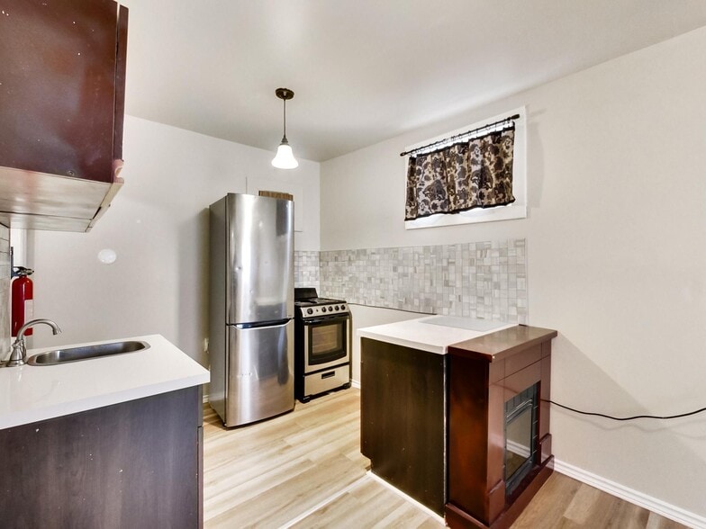 More Photos Of 443 Wentworth St N, Hamilton Storefront Retail Residential For Sale