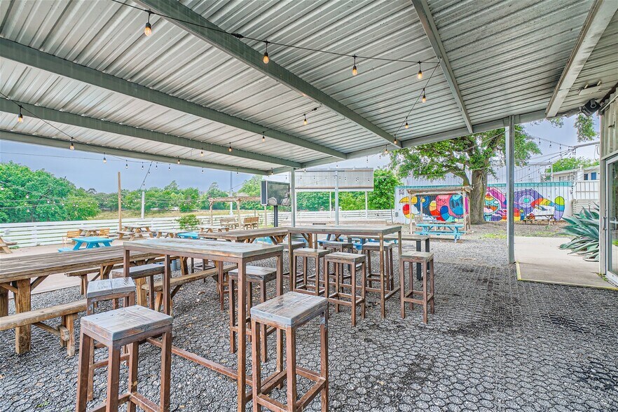 More Photos Of 310 North St, Houston Bar For Lease