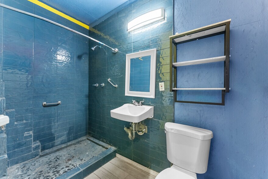 More Photos Of 5001 Gallegos, El Paso Warehouse For Sale