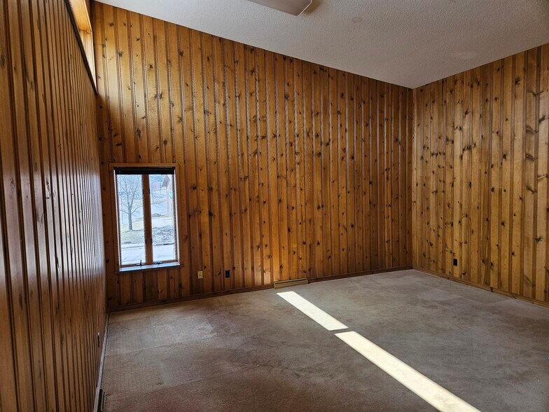 More Photos Of 30 8th St N, Cloquet Office For Sale