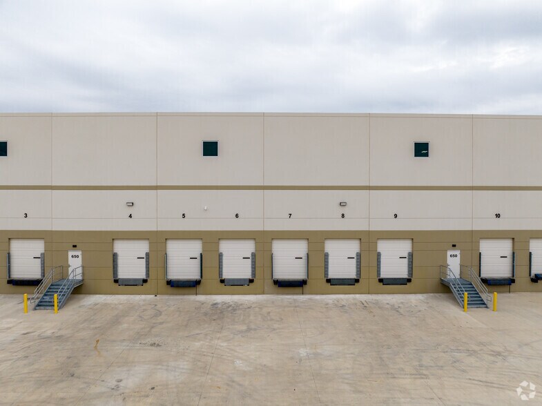 More Photos Of 17750 Lookout Rd, Schertz Unknown For Lease