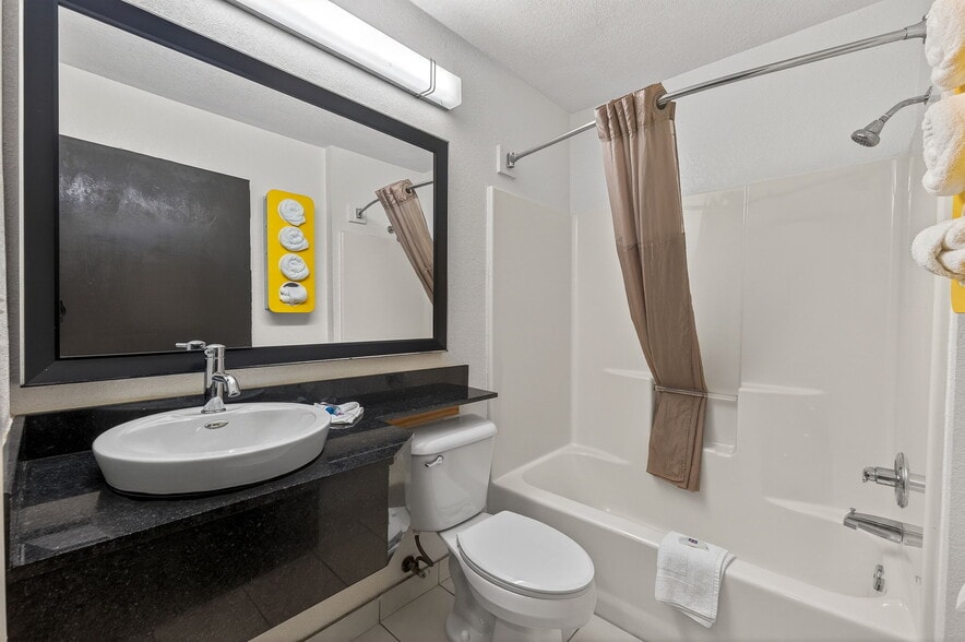 More Photos Of 1901 Broadcast St, Gastonia Hotel For Sale