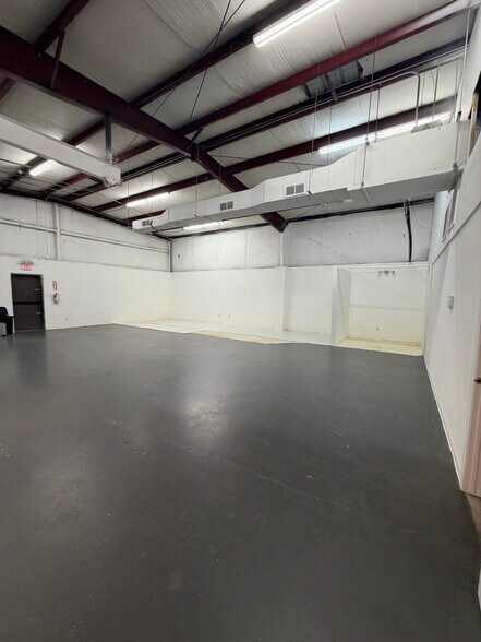 More Photos Of 4429 Spencer Hwy, Pasadena Warehouse For Lease
