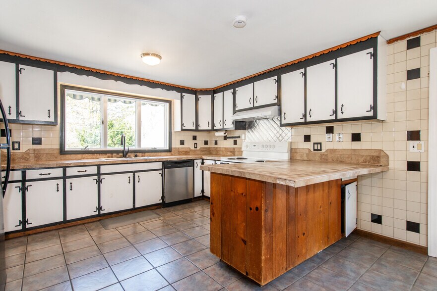 More Photos Of 8 Stonehedge Ln, Byram Township Veterinarian Kennel For Sale