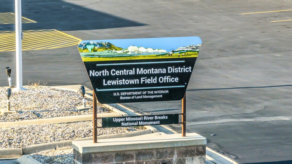 More Photos Of 920 NE Main St, Lewistown Office For Sale