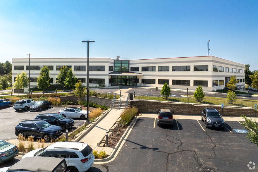 More Photos Of 387 Shuman Blvd, Naperville Medical For Lease