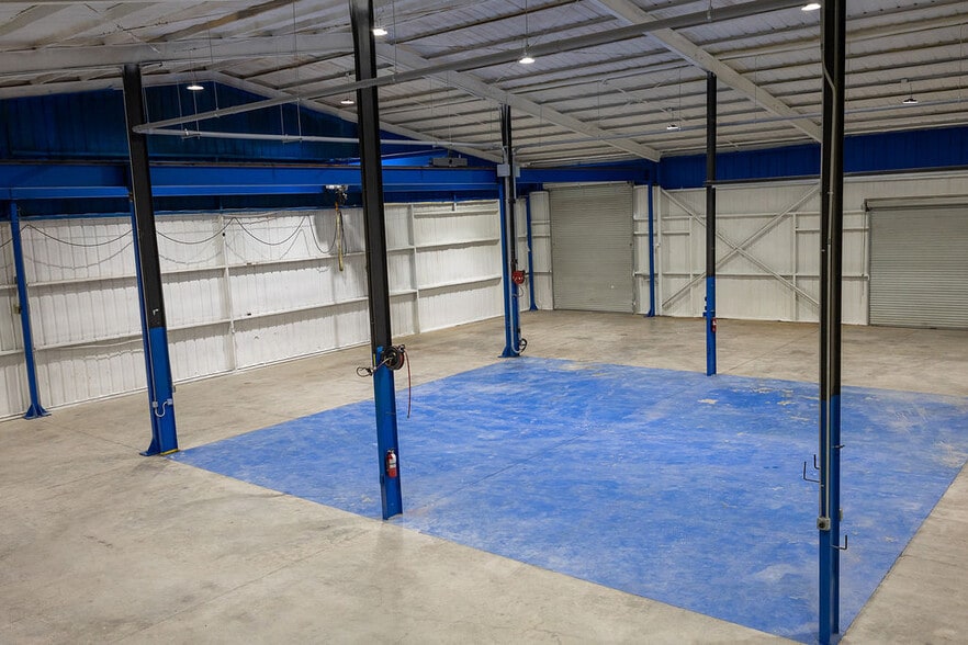 More Photos Of 6160 Mineral Wells Hwy, Weatherford Warehouse For Lease
