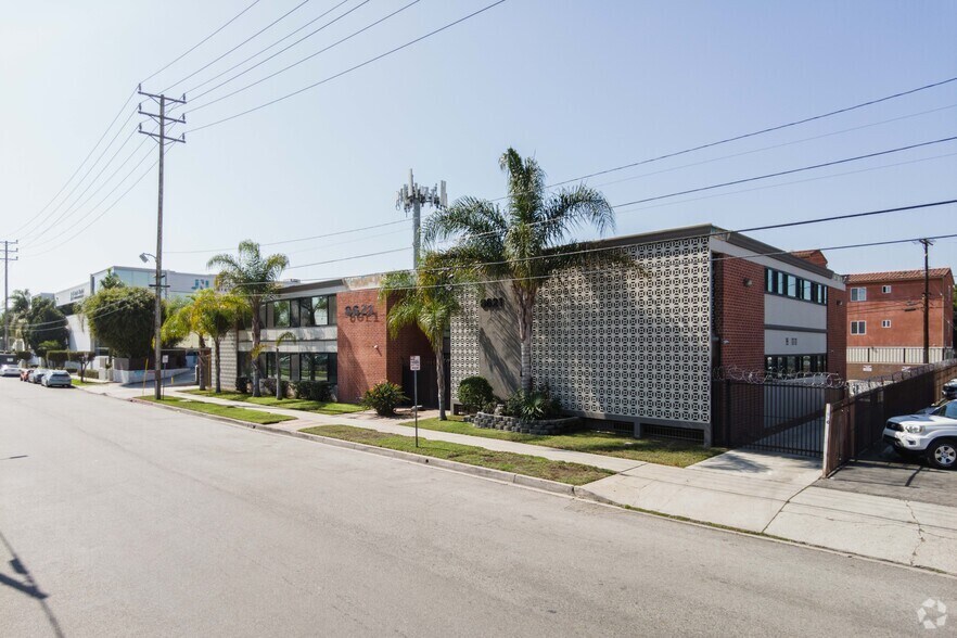 More Photos Of 8621 Bellanca Ave, Los Angeles Office For Sale