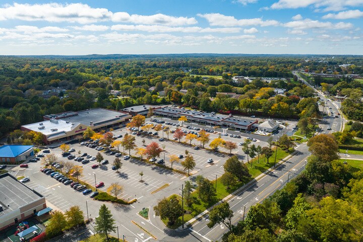 More Photos Of 739-777 Pulaski Rd, Huntington Unknown For Lease