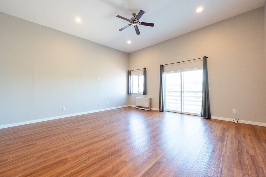 More Photos Of 211 Jetway Dr, Belgrade Flex For Sale