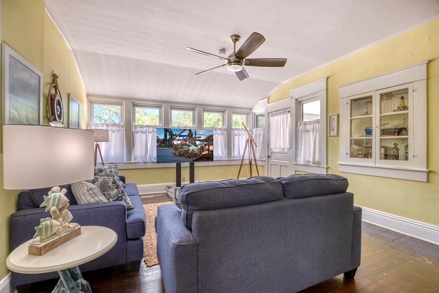 More Photos Of 304 15th St W, Bradenton Specialty For Sale