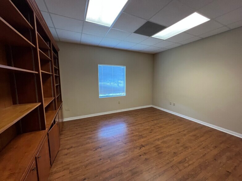 More Photos Of 2010 Broadway St, Pearland Medical For Lease