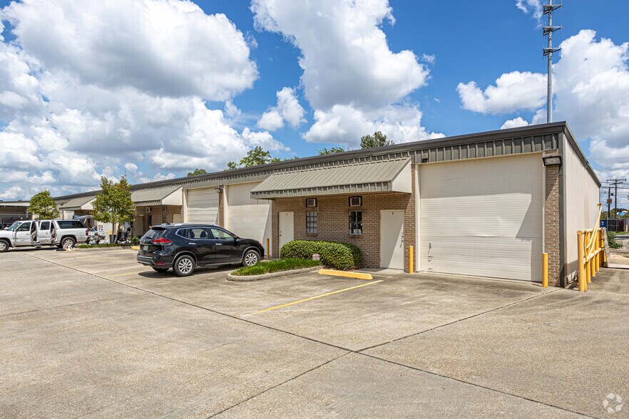 More Photos Of 3154-3156 College Dr, Baton Rouge Light Distribution For Lease