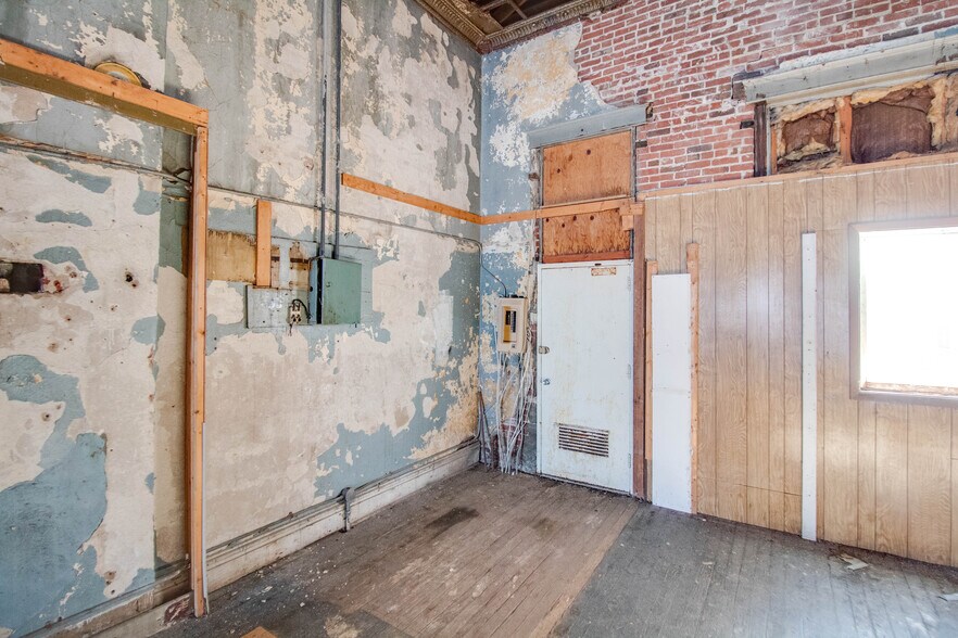 More Photos Of 531-533 N Main St, Carrollton General Retail For Sale