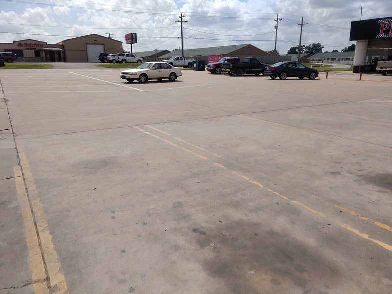 More Photos Of 404-406 W Country Club Rd, Chickasha General Retail For Sale