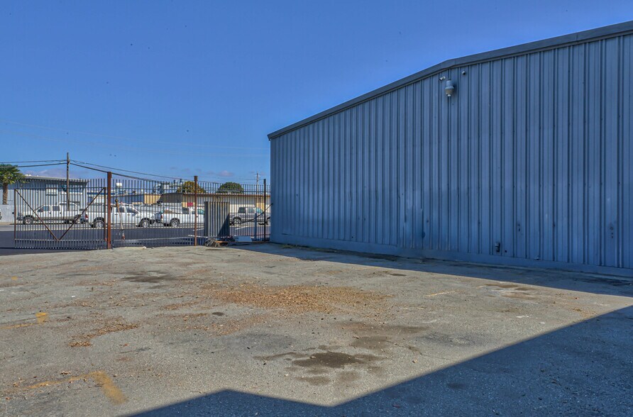 More Photos Of 50 Chamberlain St, Salinas Warehouse For Sale