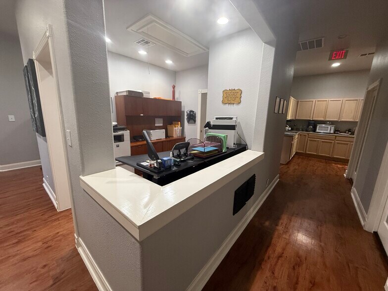 More Photos Of 15303 Huebner Rd, San Antonio Office For Lease