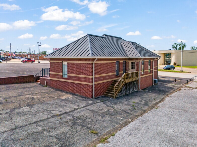 More Photos Of 112 US Highway 271 N, Gilmer Office For Lease