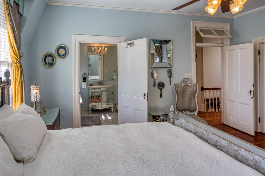 More Photos Of 14 E Taylor St, Savannah Specialty For Sale