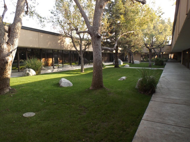 More Photos Of 4800 Stockdale Hwy, Bakersfield Office For Lease