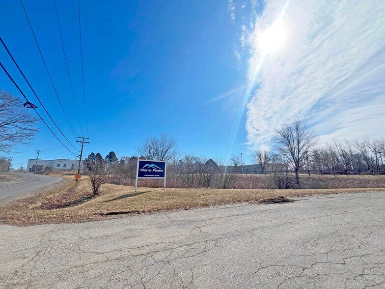 More Photos Of 170 Pleasant St, Rockland Office For Lease