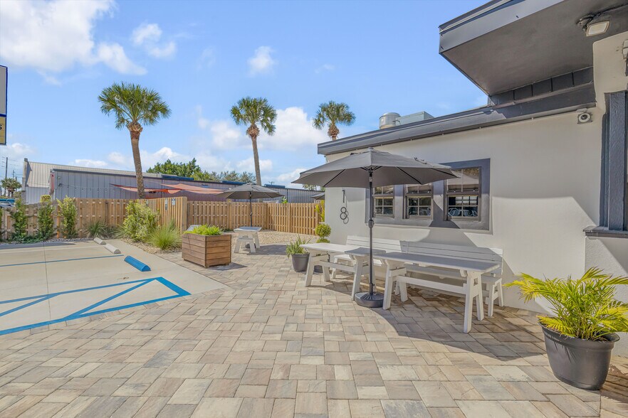 More Photos Of 218 N Orange St, New Smyrna Beach Freestanding For Sale