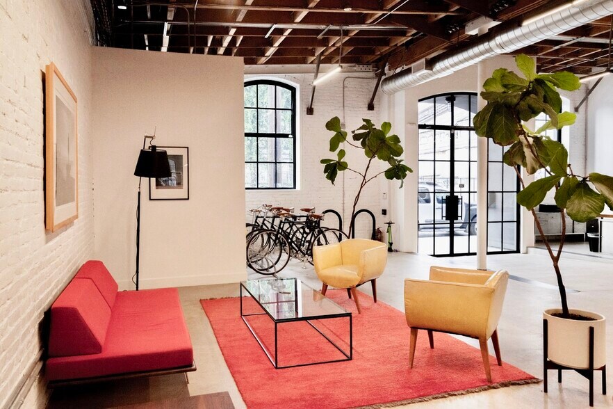 More Photos Of 2143 Bay St, Los Angeles Office For Lease