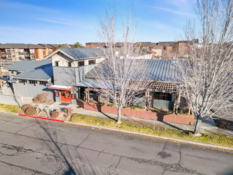More Photos Of 594 NE Bellevue Ct, Bend Restaurant For Sale