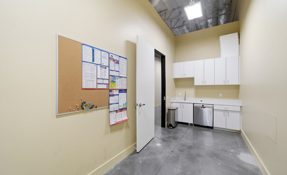 More Photos Of 9590-9610 Research Dr, Irvine Research And Development For Sale
