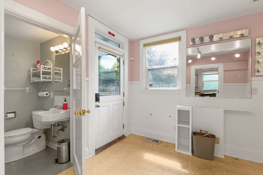 More Photos Of 1516 SE 43rd Ave, Portland Medical For Sale