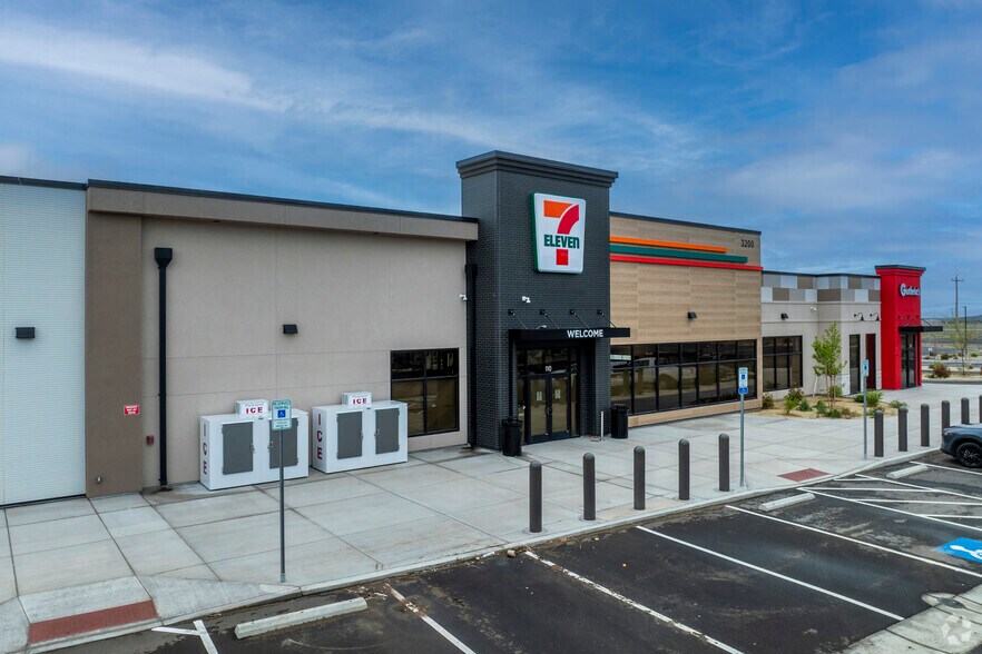 More Photos Of 32000 Opal Ave, Silver Springs General Retail For Lease