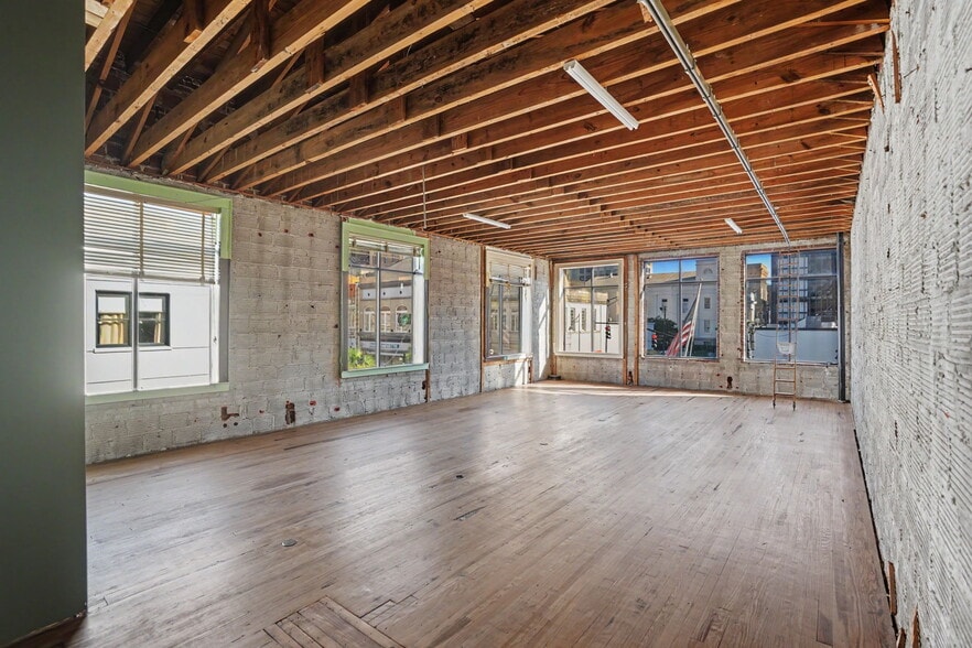 More Photos Of 101 E Broughton St, Savannah Storefront Retail Office For Lease