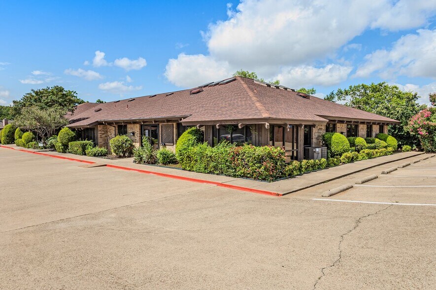 Primary Photo Of 1721 Cimarron Trl, Hurst Medical For Lease