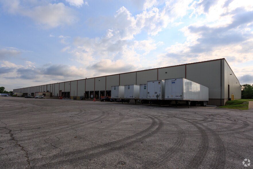 More Photos Of 7901 W 21st St, Indianapolis Distribution For Lease