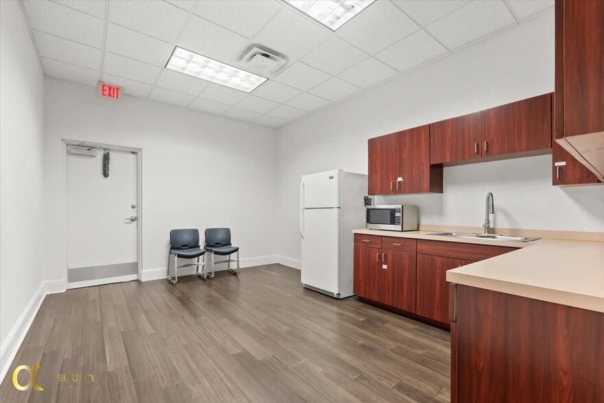 More Photos Of 201 Specialty Pt, Sanford Showroom For Lease