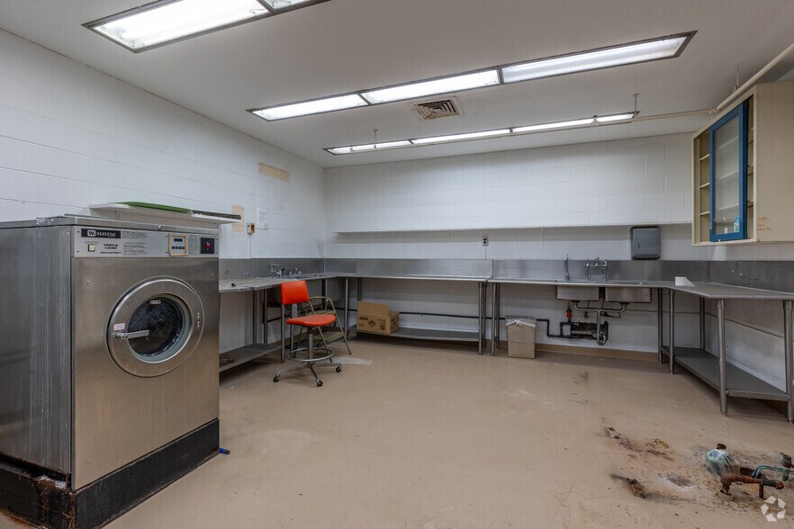 More Photos Of 110 E Warren Ave, Detroit Medical For Lease