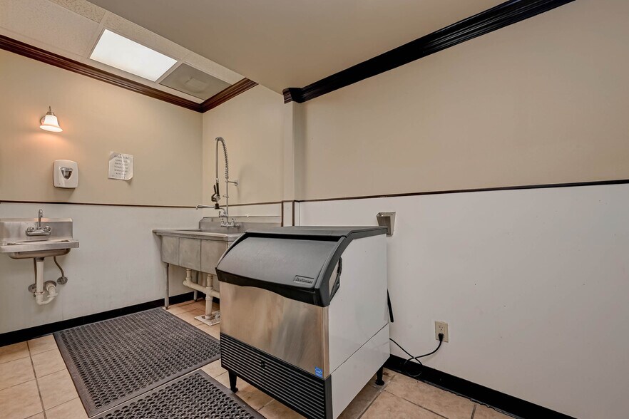 More Photos Of 3402 Amanda Ln, Houston Flex For Sale