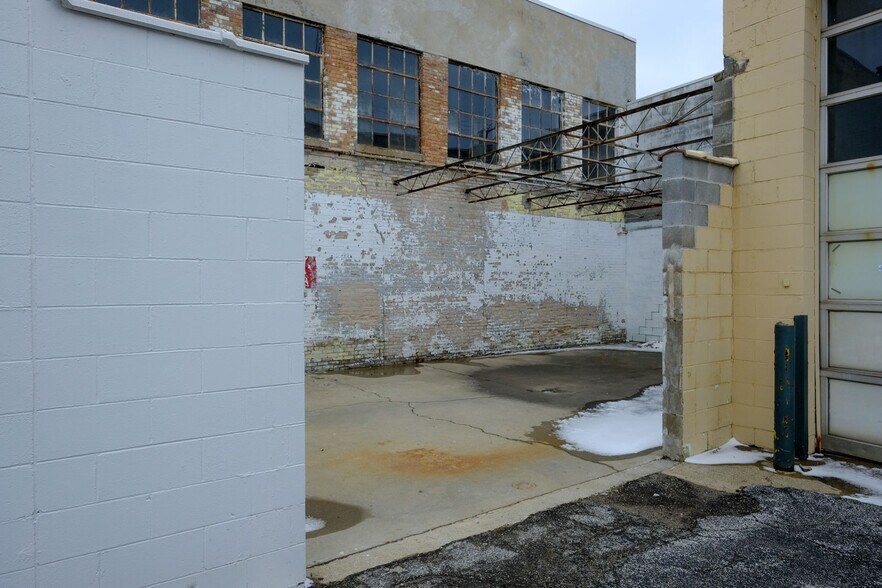 More Photos Of 408 W Main St, Benton Harbor Freestanding For Lease