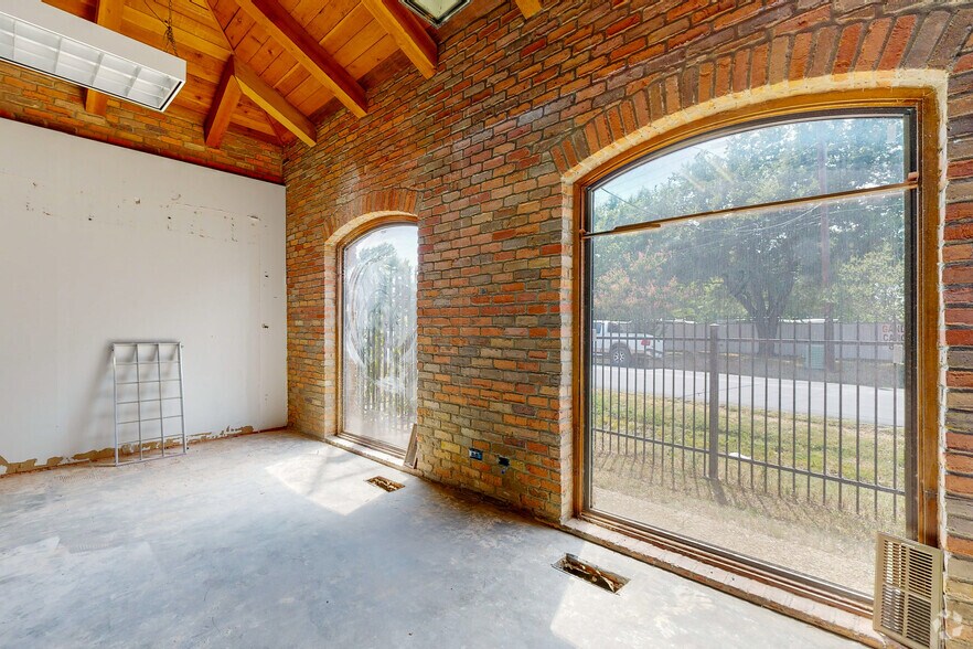 More Photos Of 2323 N Walton Walker Blvd, Dallas Office For Sale