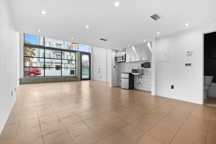 More Photos Of 901-907 Pacific Ave, Venice Storefront For Lease